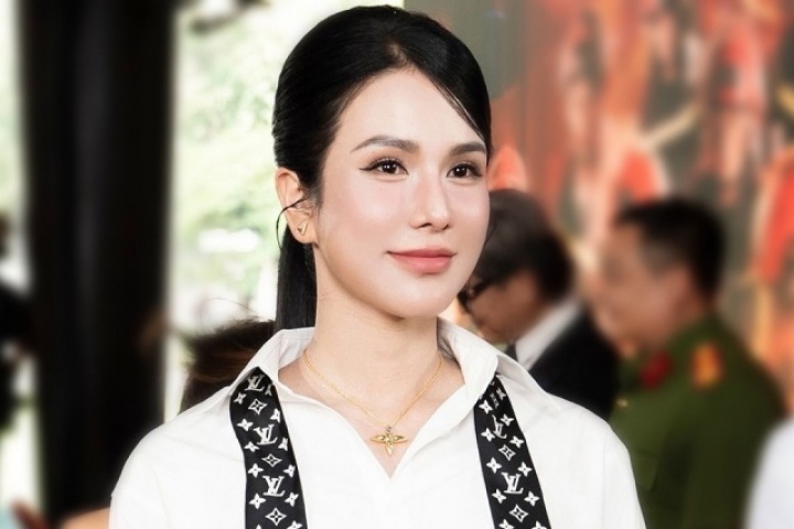 Diệp Lâm Anh diện set phụ kiện xa xỉ đi họp báo