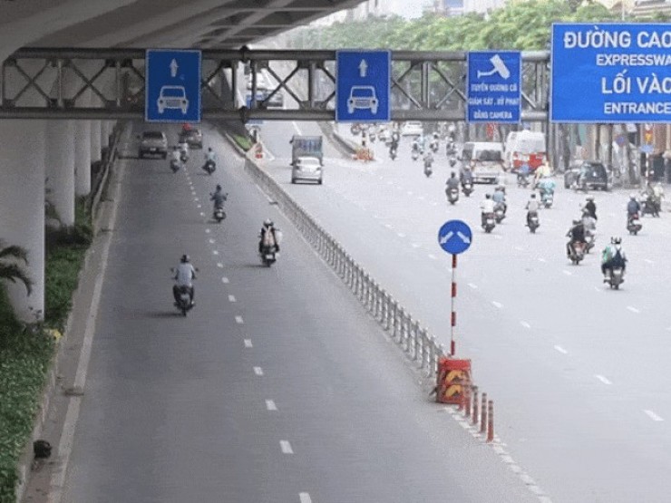 Sau phân làn: Loạt xe máy chen làn ô tô trên đường Phạm Văn Đồng, đường Võ Chí Công lộ vấn đề khác