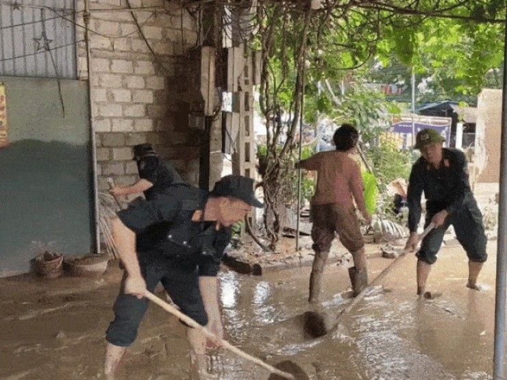 Cảnh sát cơ động lội bùn, giúp dân dọn dẹp sau lũ