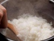 Thêm vài hạt nhà nào cũng có này, nấu cơm thơm hơn, dẻo hơn và lâu thiu hơn kể cả khi trời nắng nóng
