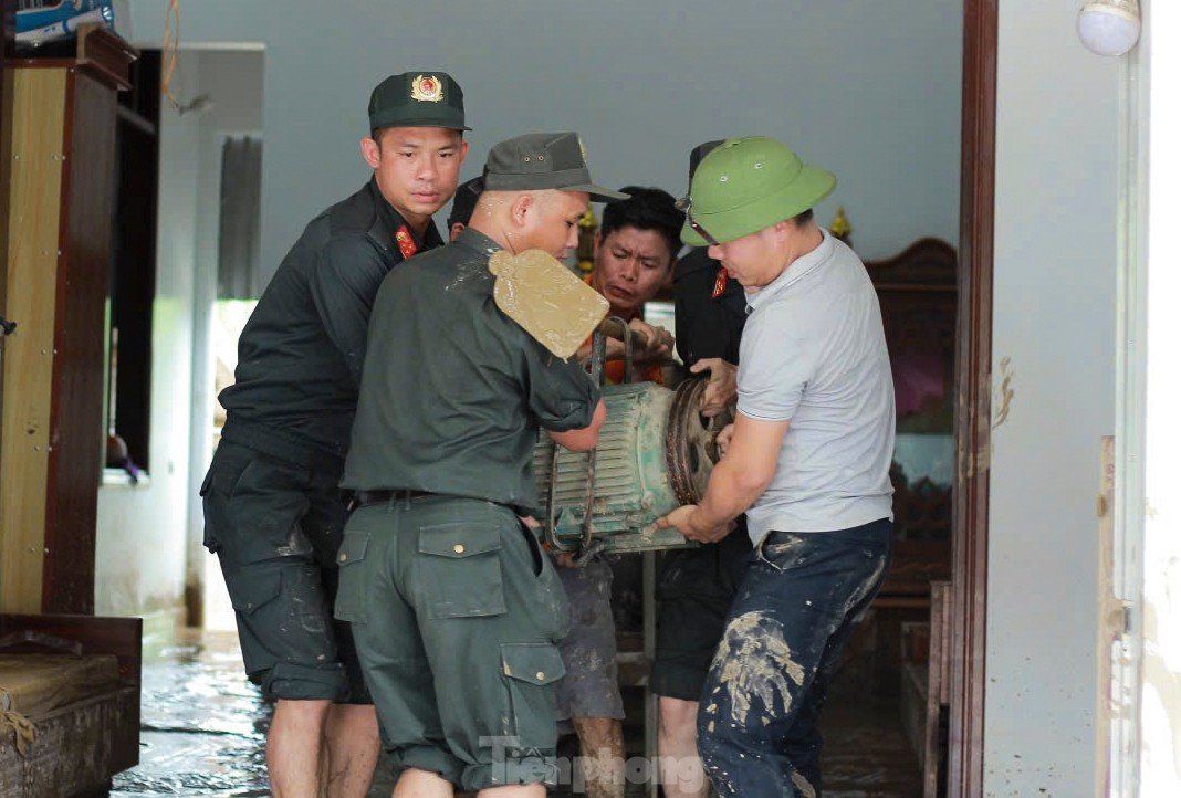 Cảnh sát cơ động lội bùn, giúp dân dọn dẹp sau lũ - 4