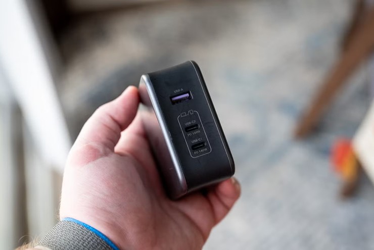 Nên chọn loại bộ sạc có nhiều cổng để sạc cho nhiều thiết bị khác nhau.