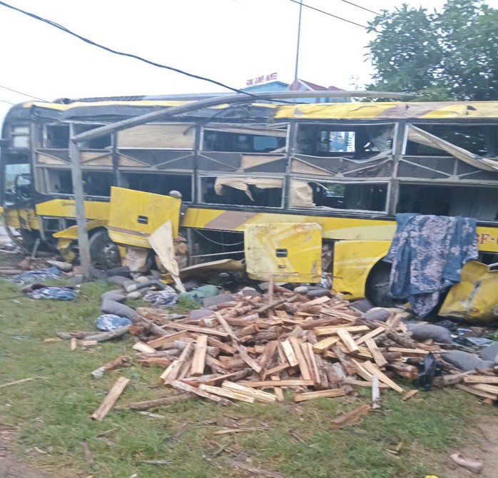 Chiếc xe khách hư hỏng nặng sau vụ tai nạn