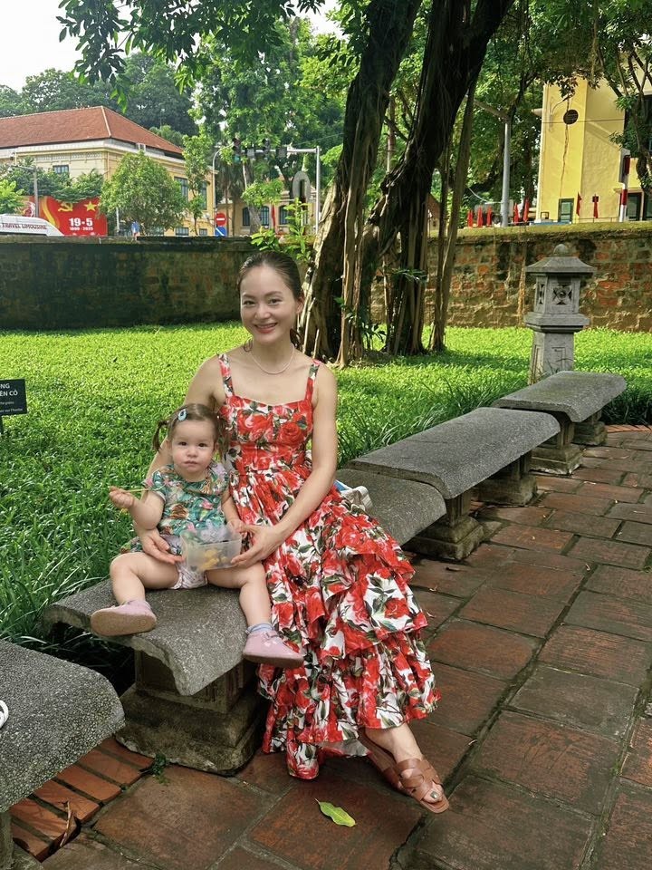 Hai mẹ con cũng tham quan một số điểm du lịch nổi tiếng ở Hà Nội, trong đó có Văn miếu Quốc Tử Giám. Diễn viên sinh năm 1983 được nhận xét trông gầy hơn, nhưng vẫn tươi tắn khi bên con.