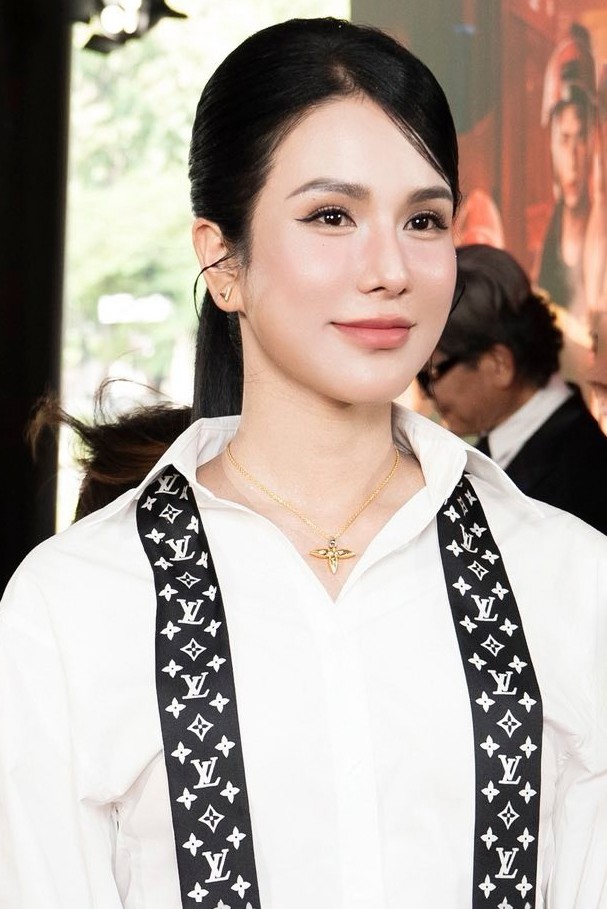 Người đẹp còn chưng diện cả set hoa tai, vòng cổ cũng của Louis Vuitton, trong đó mẫu vòng cổ Collier Louisette có giá khoảng 13 triệu đồng.