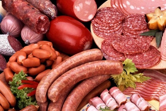 Việc tiêu thụ nhiều thịt đỏ và thịt chế biến làm tăng nguy cơ ung thư và các bệnh tim mạch.