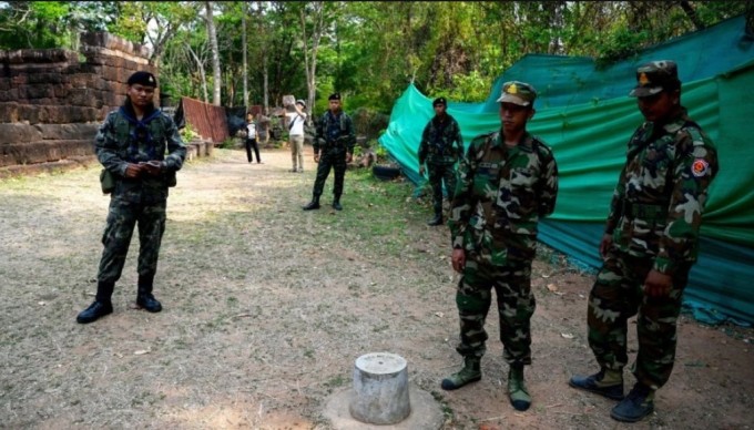 Binh sĩ Thái Lan (trái) và Campuchia tại khu vực gần đền Ta Moan Thom. Ảnh: AFP
