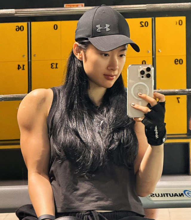 Vóc dáng "vai u thịt bắp" của Angela Phương Trinh khác xa hoàn toàn so với hình ảnh ngày trước của cô nàng. (Ảnh: FBNV)