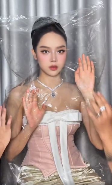 Những ngày gần đây, cụm từ 'búp bê sống' đang trở thành một từ khóa cực hot, càn quét khắp các nền tảng mạng xã hội, đặc biệt là TikTok. Xu hướng này được các người đẹp khắp nơi trên thế giới hưởng ứng. Khi đu trend, nhân vật chính sẽ hóa thân thành một nàng búp bê với đúng một biểu cảm, được đóng gói trong một chiếc túi bóng đang được 'unbox'.