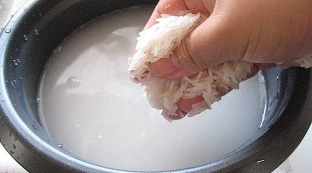 Bạn nên vo vào giá để gạn bỏ hết bụi bẩn trước khi nấu.