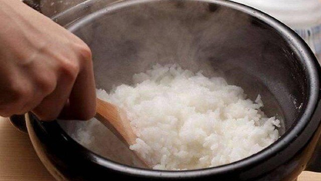 Nước muối loãng giúp cơm dẻo, đậm đà và loại bỏ mùi của cơm cũ.