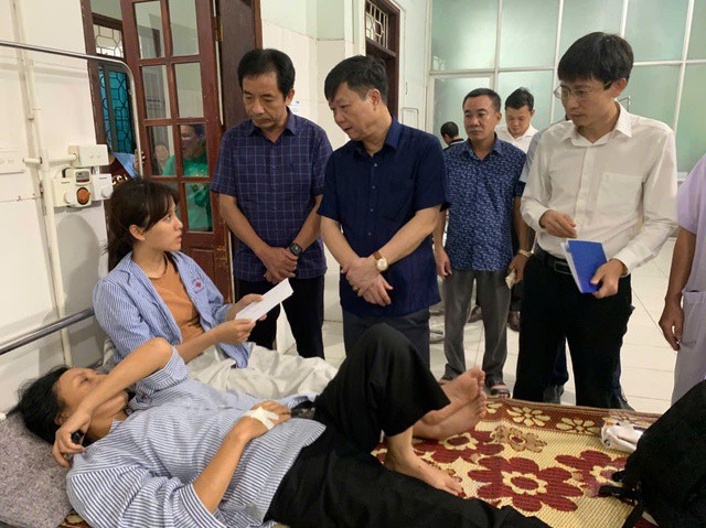 Lãnh đạo Sở Y tế Hà Tĩnh đến trực tiếp chỉ đạo công tác cấp cứu, điều trị cho người bệnh.