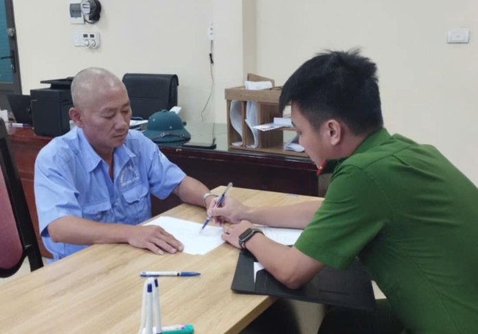 Tài xế Khương Hữu Thuỳ tại cơ quan công an