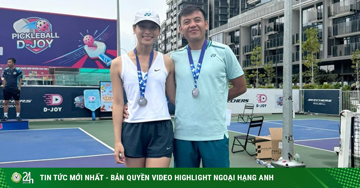 Đấng mày râu đánh cặp pickleball với người đẹp: 