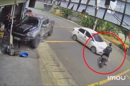 Clip: Lao xe ra đường thiếu quan sát, thanh niên bị ô tô đâm  " chổng vó lên trời " 