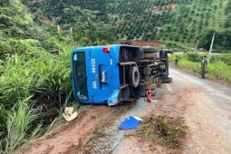 Xe chở đoàn sinh viên đi trao quà từ thiện bị lật, nhiều người bị thương