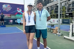 Đấng mày râu đánh cặp pickleball với người đẹp: "Bí kíp” để vợ không ghen