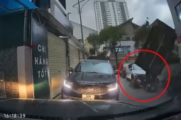 Clip: Tấm tôn lao xuống trúng xe máy, hai người thoát chết trong gang tấc