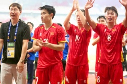 U23 Việt Nam ngược dòng vào chung kết, HLV Kim và học trò chia vui cùng fan