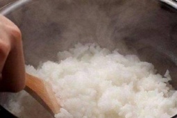 Thêm vài hạt nhà nào cũng có này, nấu cơm thơm hơn, dẻo hơn và lâu thiu hơn kể cả khi trời nắng nóng