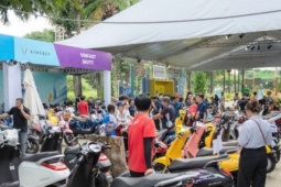 Đua nhau đổi xe máy xăng lấy xe điện, các hãng đem xe xăng đi đâu?