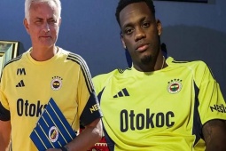 Tin mới nhất bóng đá sáng 25/7: HLV Mourinho đánh giá Duran xuất sắc hơn Osimhen