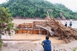  ' Mất hết rồi ' ... Nước mắt lẫn trong bùn lũ ở Nghệ An