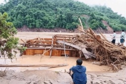 'Mất hết rồi'... Nước mắt lẫn trong bùn lũ ở Nghệ An