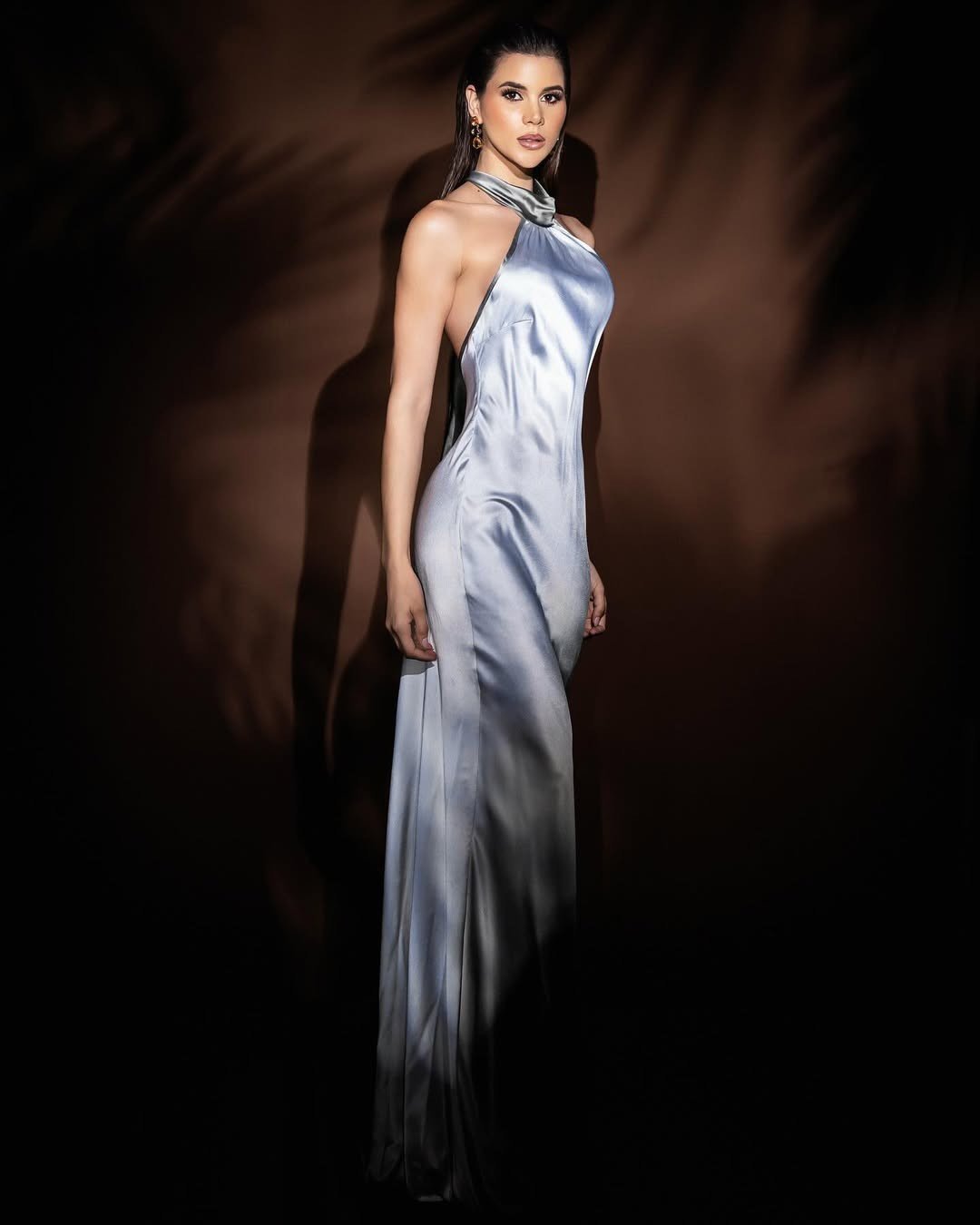 Trong tập phát sóng mới nhất của chương trình thực tế Miss Universe Latina hôm 21/7, sự cố nghiêm trọng đã xảy ra với thí sinh Laura Pérez khiến ban tổ chức bị chỉ trích dữ dội. Cô được yêu cầu thực hiện thử thách đu người trên cao để chạm vào chiếc vương miện. Tuy nhiên, người đẹp bất ngờ bị kéo lê và va mạnh xuống sàn sân khấu từ độ cao 3 mét khiến khán giả kinh hãi.