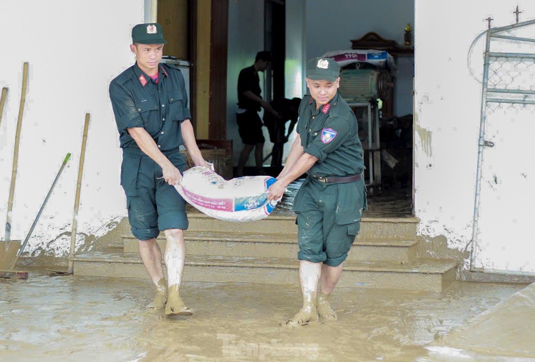 Cảnh sát cơ động lội bùn, giúp dân dọn dẹp sau lũ - 6