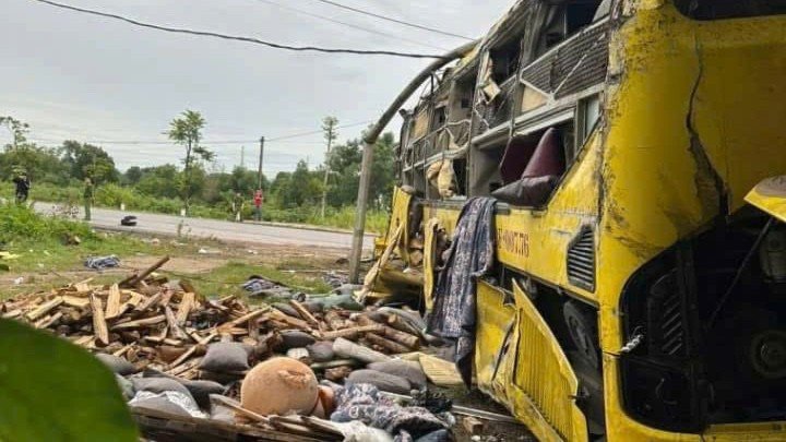 Hiện trường vụ lật xe khách ở Hà Tĩnh khiến 9 người tử vong, 15 người bị thương - 6