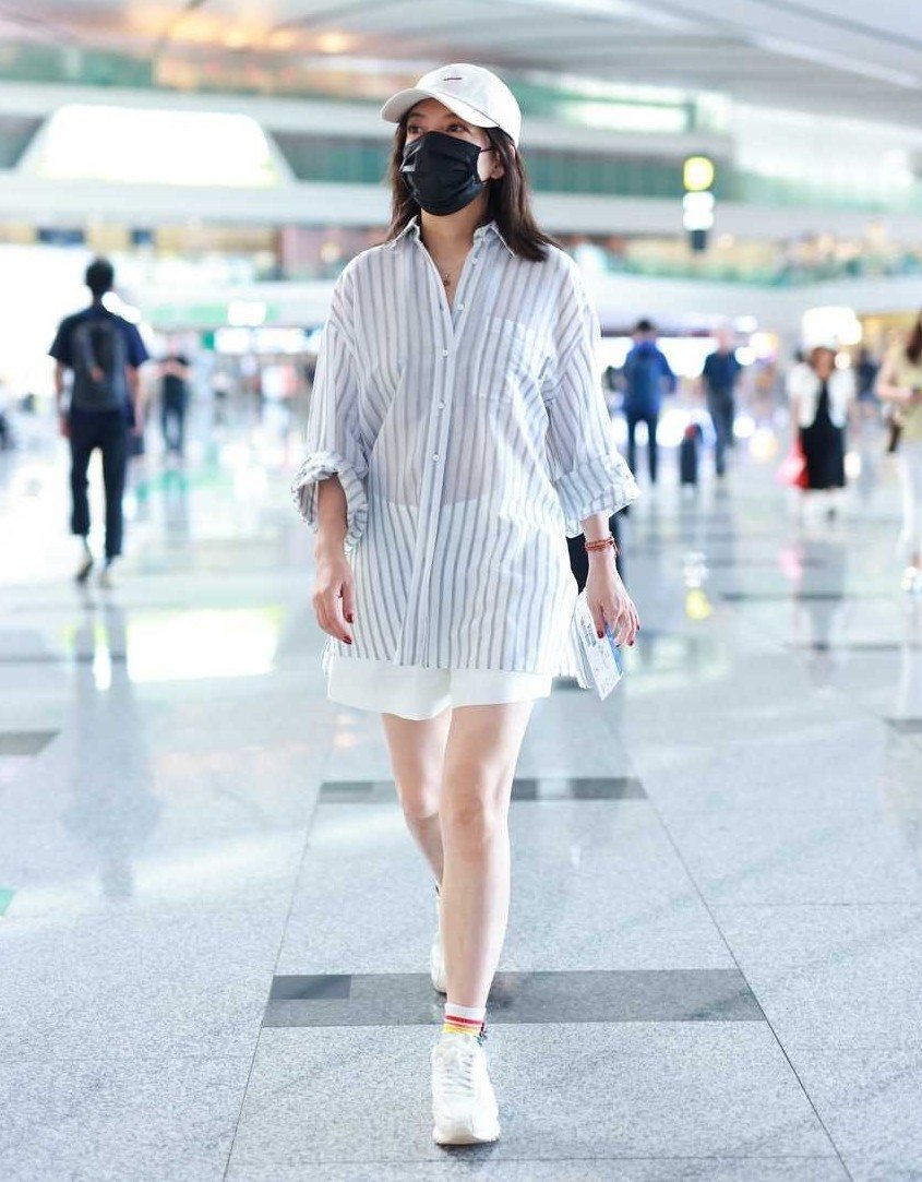 Cận gương mặt con gái Triệu Vy - 4