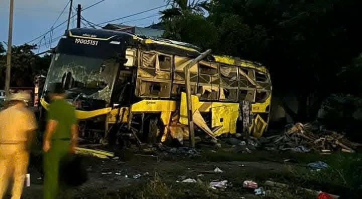 Hiện trường vụ lật xe khách ở Hà Tĩnh khiến 9 người tử vong, 15 người bị thương - 7