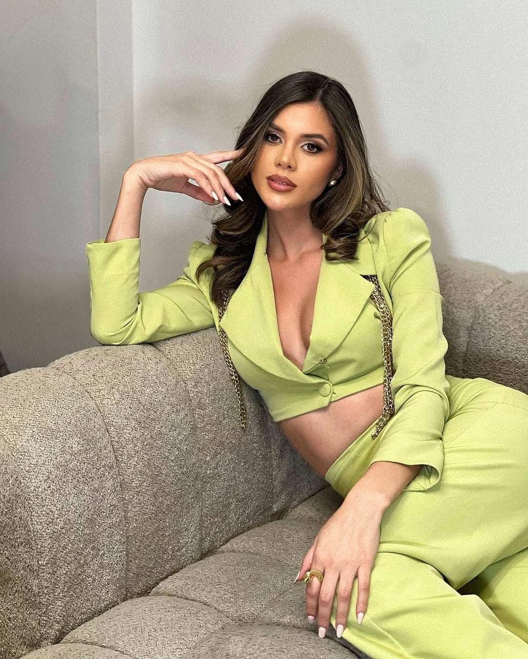Yamilex Hernández năm nay 29 tuổi, sinh ra ở Cộng hòa Dominica và hiện sinh sống tại bang New Jersey, Mỹ. Cô là cử nhân chuyên ngành Truyền thông, Truyền hình và Điện ảnh.
