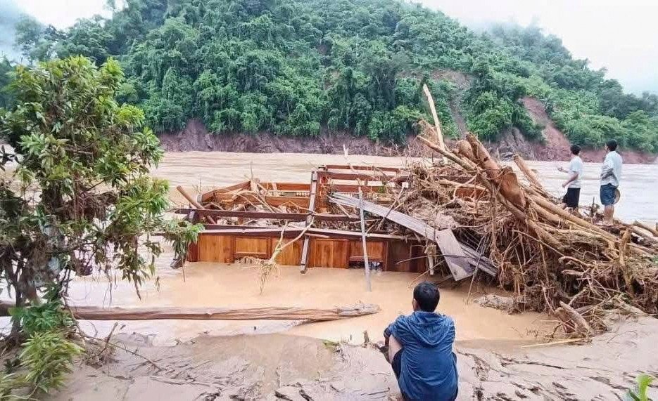 Người dân miền núi Nghệ An đau xót chứng kiến nhà cửa, tài sản bị lũ cuốn trôi.