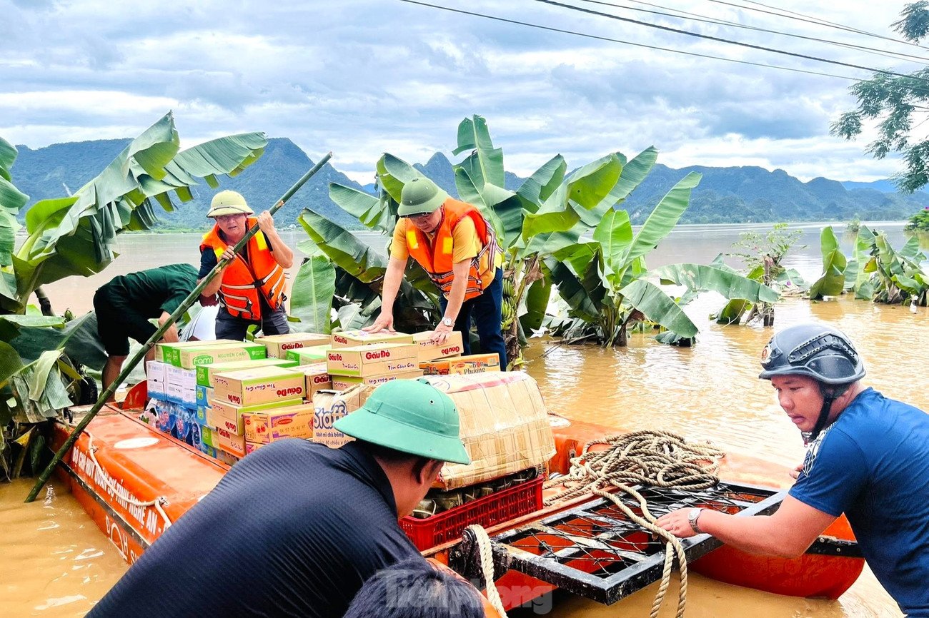 Nhiều xã ở hạ du Nghệ An ngập nặng, nước dâng tận nóc nhà - 5