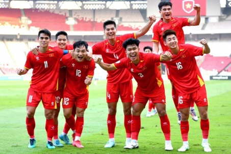 U23 Việt Nam ngược dòng vào chung kết, HLV Kim và học trò chia vui cùng fan