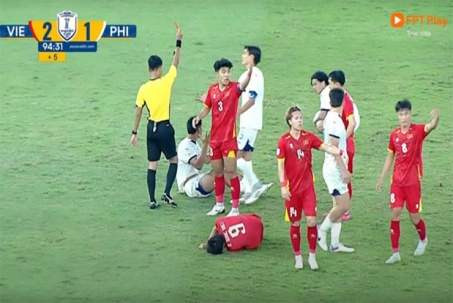 Sự cố hy hữu trận U23 Việt Nam - U23 Philippines: Trọng tài rút thẻ đỏ nhầm người