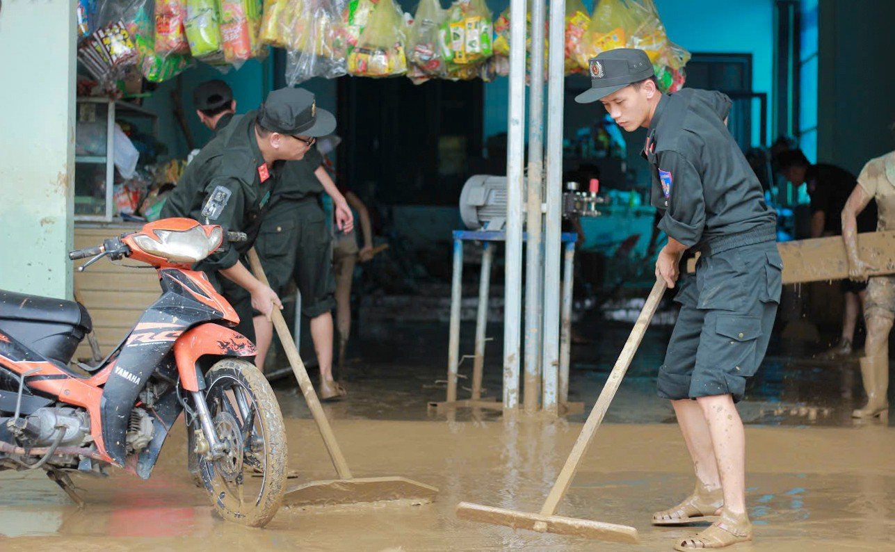 Cảnh sát cơ động lội bùn, giúp dân dọn dẹp sau lũ - 10