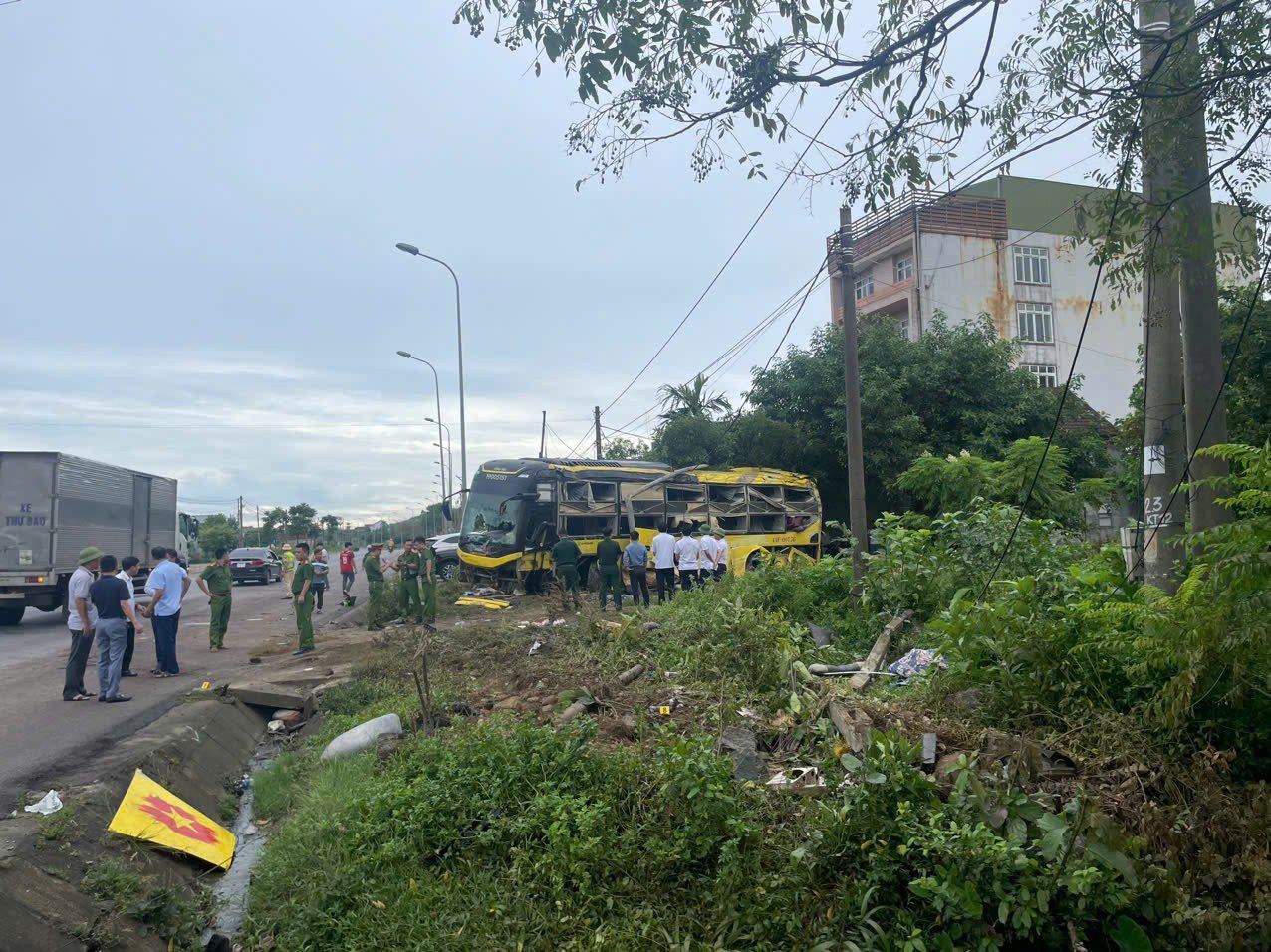 Hiện trường vụ lật xe khách ở Hà Tĩnh khiến 9 người tử vong, 15 người bị thương - 9