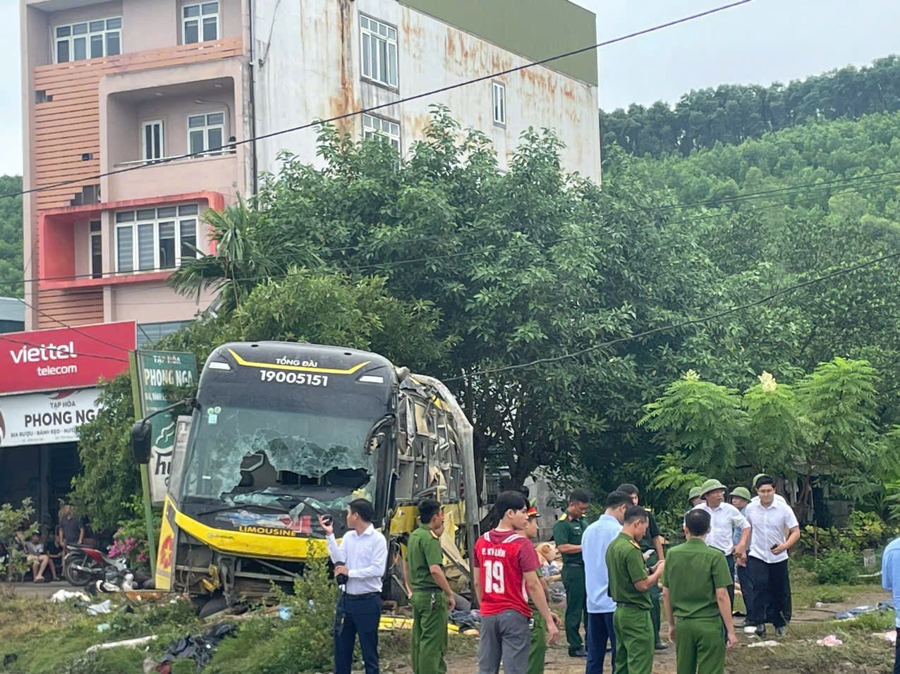 Hiện trường vụ lật xe khách ở Hà Tĩnh khiến 9 người tử vong, 15 người bị thương - 10