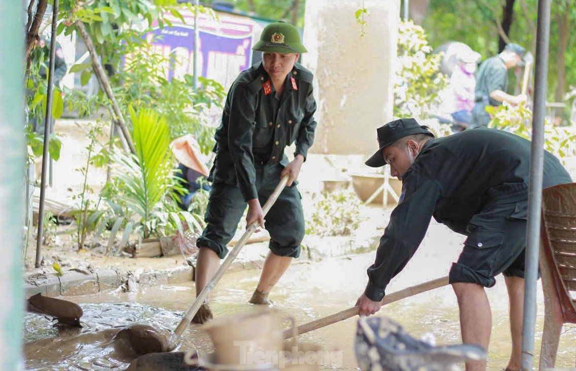 Cảnh sát cơ động lội bùn, giúp dân dọn dẹp sau lũ - 13