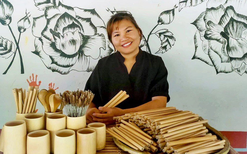 Chị Thuỷ sản xuất hàng loạt sản phẩm từ tre, thân thiện với môi trường.