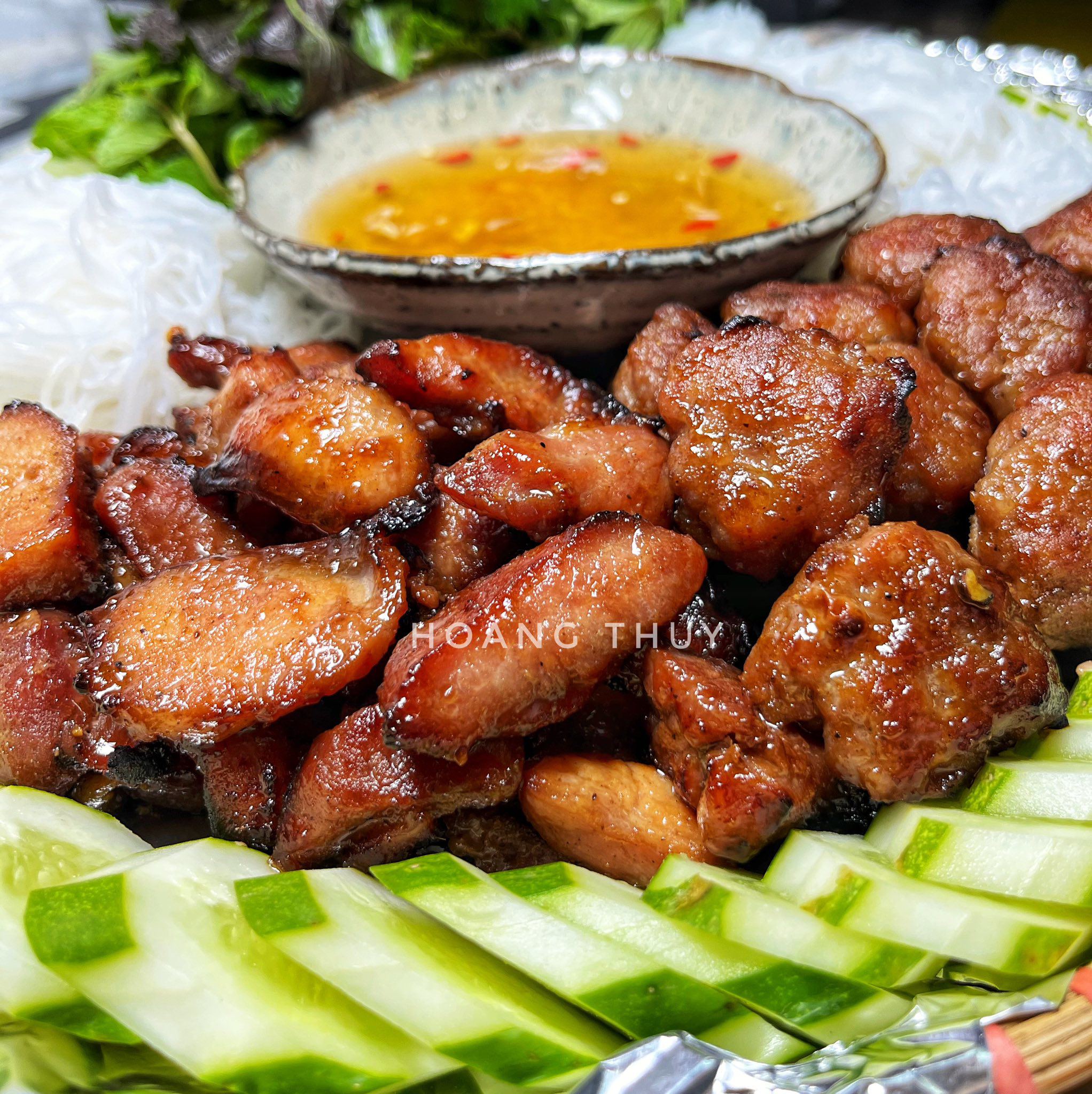 Bún chả làm cách này vị thơm ngon, hấp dẫn, rất hợp với thời tiết nóng nực ngày hè.