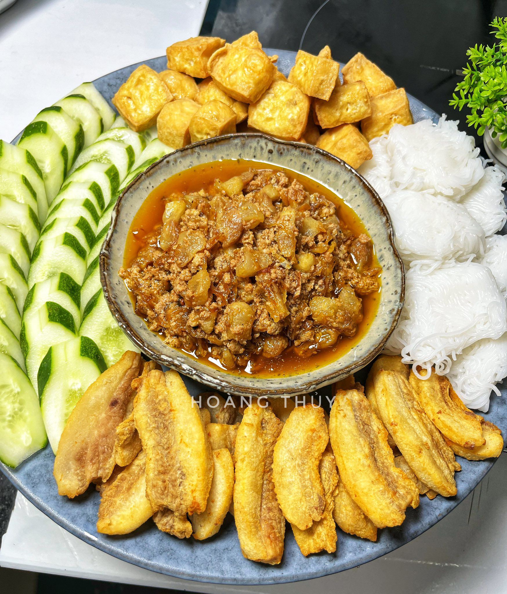 Phần gạch cua vàng ruộm, béo ngậy, thơm nức là "linh hồn" của món bún chấm này.