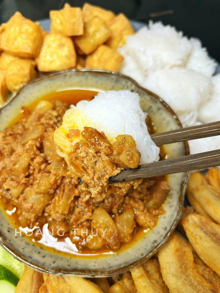 Gạch cua chưng thường ăn kèm bún hến, đậu rán, tóp mỡ và các loại rau thơm.