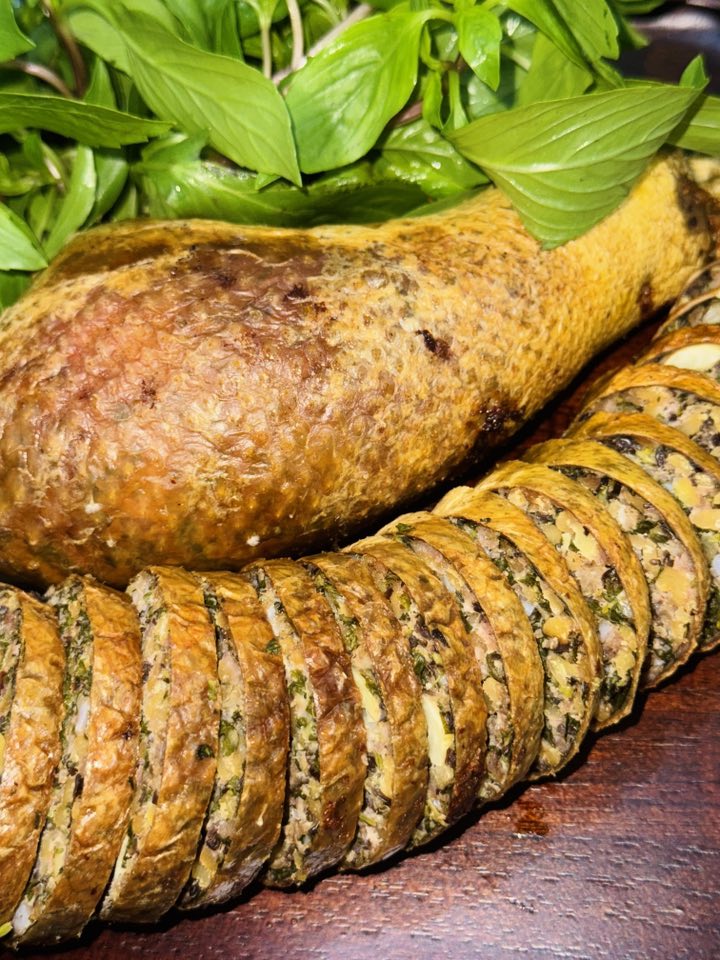 Cổ ngan làm cách này có phần nhân giòn ngọt, thơm nức, cực hợp để làm mồi nhậu!