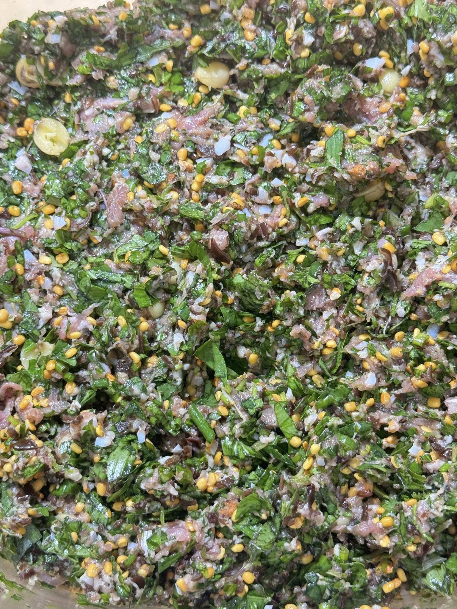 Trộn đều phần nhân, nêm thêm một chút bột canh, bột ngọt, nước mắm, tỏi băm, hạt tiêu.