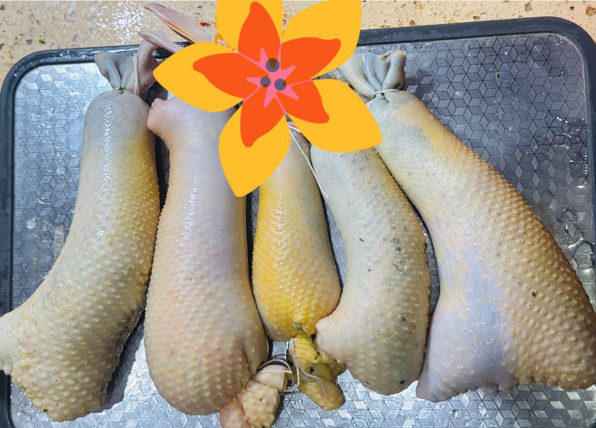 Nhồi phần nhân đã trộn vào cổ ngan rồi buộc chặt hai đầu.