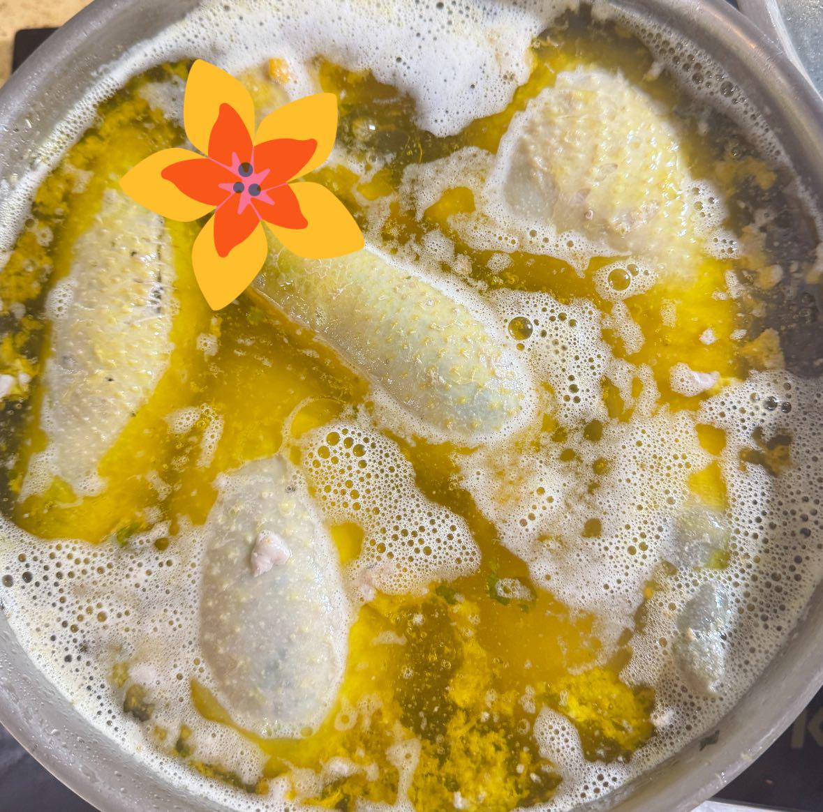 Cho vào luộc và căn lửa vừa, khi nào nước sôi lăn tăn cho lửa nhỏ. Sau đó dùng xiên để thăm cho dồi đỡ vỡ. Khi nào nước trong dồi chảy ra không còn đỏ là được.